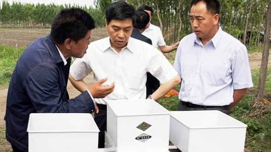 長春市農(nóng)委副主任孫長占、榆樹市市長王是非一行在我公司總經(jīng)理陪同下觀看2ZB-14型播種機現(xiàn)場演示